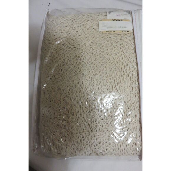 VINTAGE VERMONT HAND CROCHET LACE TABLE CLOTH 52 X 70 - Picture 2 of 2